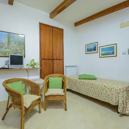 Luxurious Mansion In With Garden Holiday home